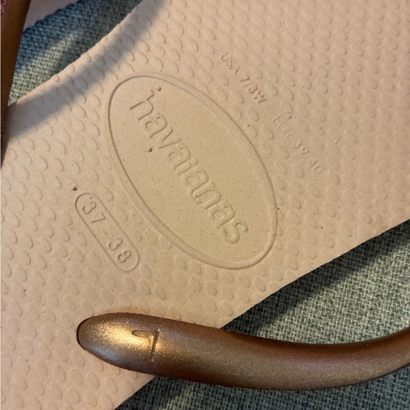 Havaianas rose gold glitter flip flops. Size 7/8. - Picture 3 of 6